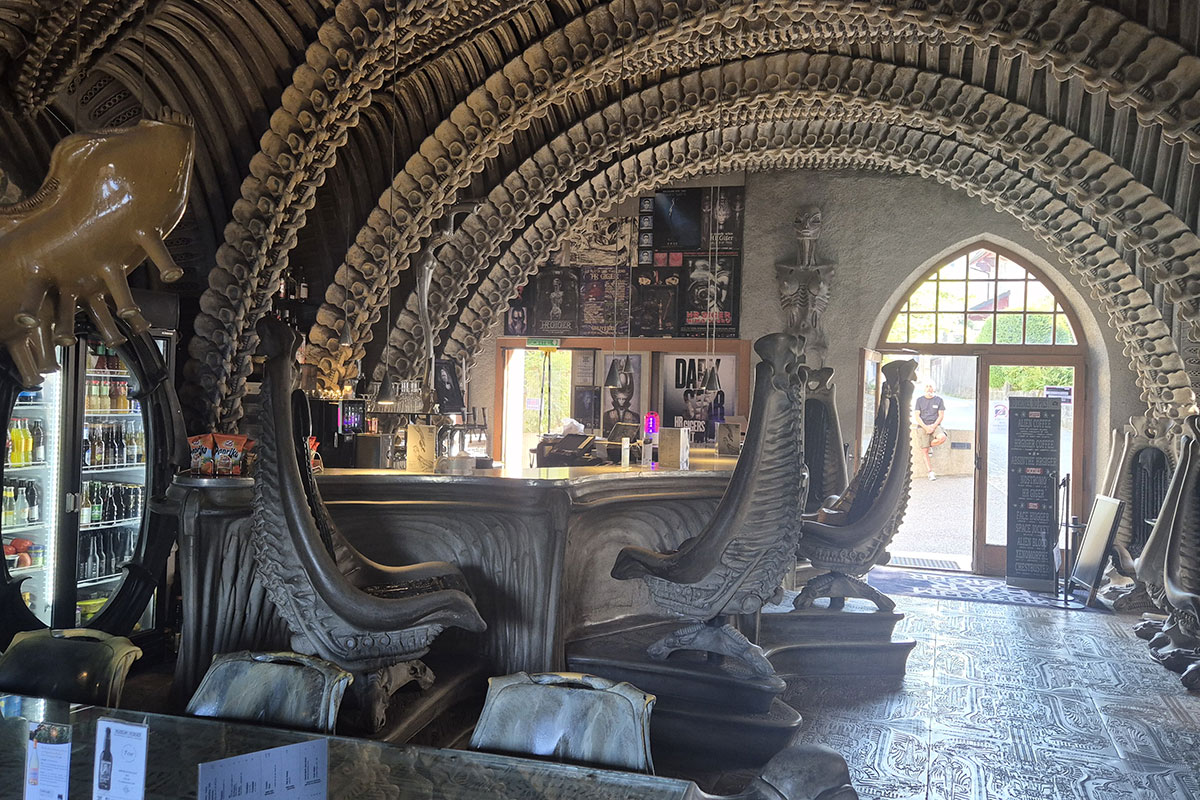 Le HR Giger Bar à Gruyères : une immersion fascinante dans l&rsquo;univers du créateur d&rsquo;Alien