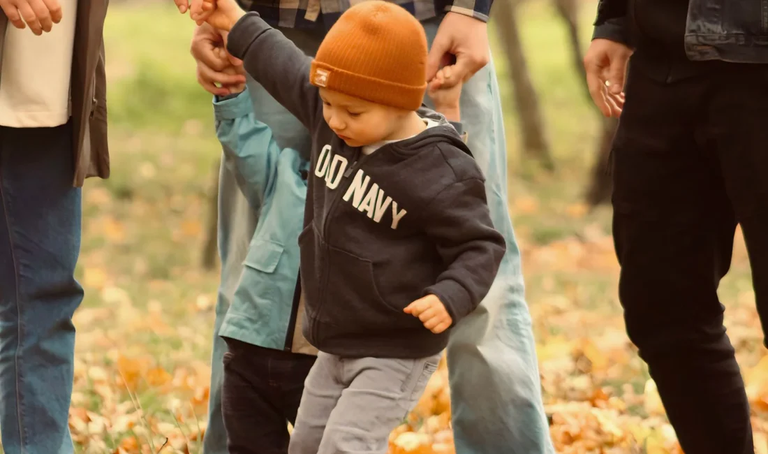 Famille en promenade dans un parc en automne