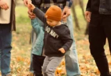 Famille en promenade dans un parc en automne