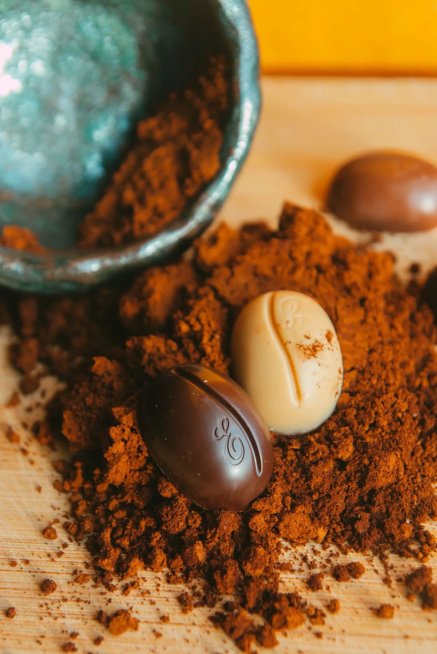 Assortiment de chocolats dans du cacao