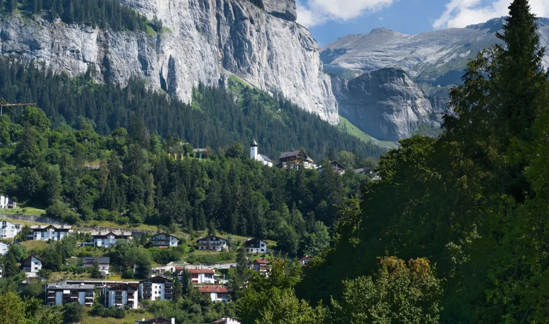Village suisse au pied des montagnes