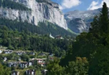 Village suisse au pied des montagnes